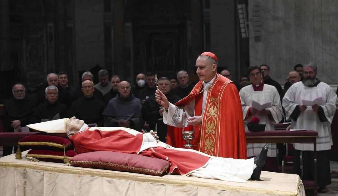 Benedicto XVI será sepultado en la anterior tumba del Papa Juan Pablo II