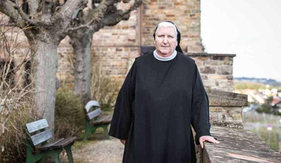 Monja benedictina insiste a favor de sacerdocio femenino y fin del celibato