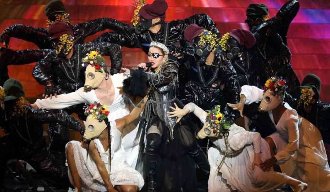 La satánica Madonna se exhibe en sesión de fotos abiertamente blasfema